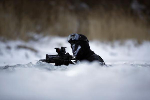 Gney Kore ordusunun zel kuvvetleri k tatbikat yapt. Tatbikat srasnda askerler buz tutmu suya da girdi.
