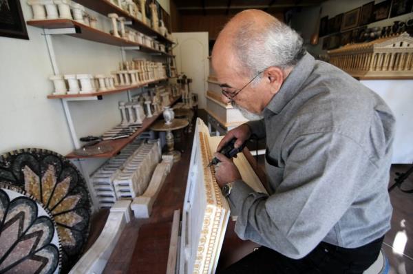 Dnyaya mal olmu tarihi ve kltrel miraslar, mermer ve doaltalar kullanarak aslna uygun yapan Krolu, ilk olarak Bergama'daki Zeus Suna'n 1/25 lekte 27 ayda tamamladn dile getirdi.