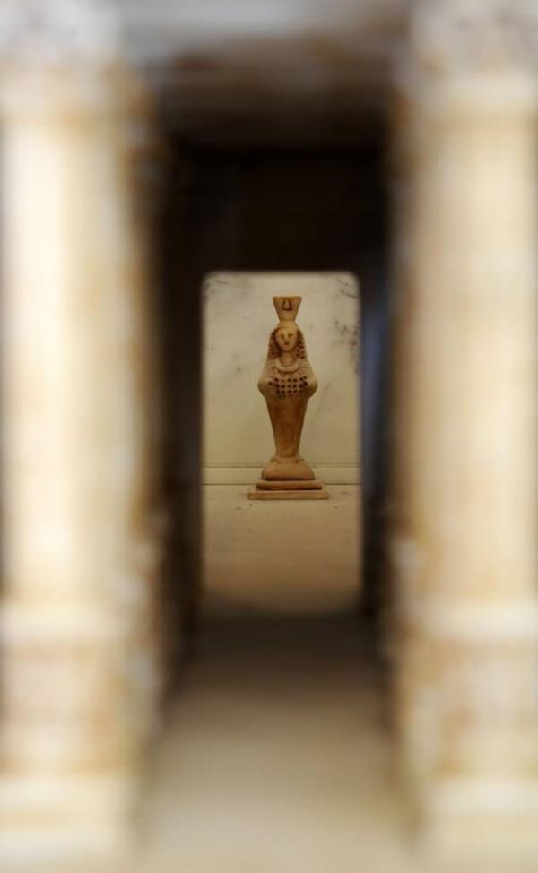 "Artemis Tapna'na tarihte ok byk nem verilmi. Byk skender ncesinde ats yaklm. Byk skender bir daha byle bir olayn olmamas iin atsn da mermer olarak ina ettirmi. Dnyann 7 harikasndan birinin Seluk'ta olmas ok ilgimi ekti ve bunu yapmak istedim. 2,5 yllk bir almayla bunu tamamladm.