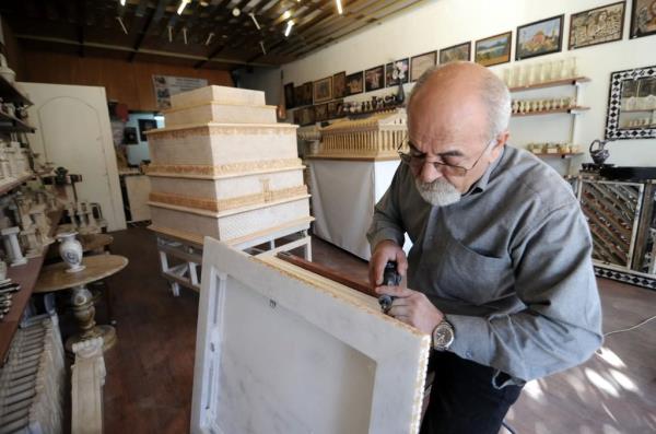 Krolu, gnmzde sadece kalntlar bulunan bu nemli eserlerin orijinallerini, arkeologlardan, kaz heyeti bakanlarndan ve tarihi eser paralarndan tespit ederek binlerce yl nce yaplan "harikalar" mermerde yeniden gn yzne karyor.