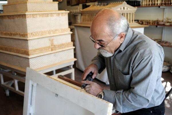 Dursun Krolu, AA muhabirine yapt aklamada, ortaokul yllarndan bu yana yaklak 45 yldr baba meslei olan doalta sanatl yaptn, doalta resim zerine uzun yllar altn, Seluk'un tarihi dokusundan etkilenerek arkeolojiye merak saldn anlatt.