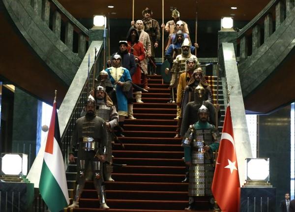 <p><b>te o yorum;</b></p>    "16 Trk devleti masal tamamen uydurmadr.Hi bir tarihsel asl yoktur.  be kii, bu devlet Trk, Arap, Krt, Ermeni, Arnavut, erkez, Bonak, Rum, Bulgar vs.. tm Osmanl halklarnn ORTAK devletidir ve kkleri Trklkte deil Roma mparatorluu'ndadr. Byk devletlerin rk olmaz. Irk devletleri de byk olmaz. ngilizlerin kurdurduu sahte rk devletleri birer birer yklrken, btn yetim kalm Osmanl ailesini toparlayacak yeni bir devletin rk da dini de ideolojisi de mezhebi de sadece ADALET'tir. Bu kadar kan ve gzyana mal olan cahiliye ideolojisi ve milliyetiliin en ilkel biimi yeni saraya sokulmamaldr.Milletin devleti, sadece Peygamber'in ve raid halifelerinin rfn srdrmeli. Bunun dndaki her tr rk sembol "neokemalizm"dir. Eer yeni devlet de bu ilkellie yaslanacaksa, mslmanlara den devrimci zgrlk ve cihanumul ilkelerle neokemalizmin bu yeni suratna da tokad basmak olmaldr!"