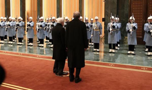 CB Saray'nn merdivenlerinde duran 16 asker daha nce kurulmu "16 Trk devleti"ni simgeler mesaj olduka anlaml!