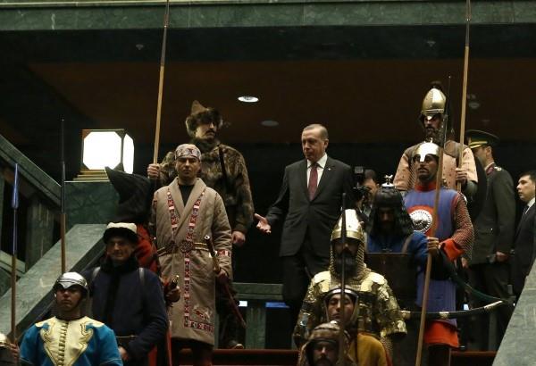 Cumhurbakanl Saray'ndaki karlama trenindeki "tarihteki 16 Trk devleti kostml askerler" elenceli bir grsel len havas verse de sosyal medyada heyecanl tartmalara yol at. Heyecanla destekleyenlerin yan sra sert eletirilerde bulunanlar da vard. Elenceli yaklaanlar da. Bu konudaki en arpc yorum bir facebook kullancsndan geldi.