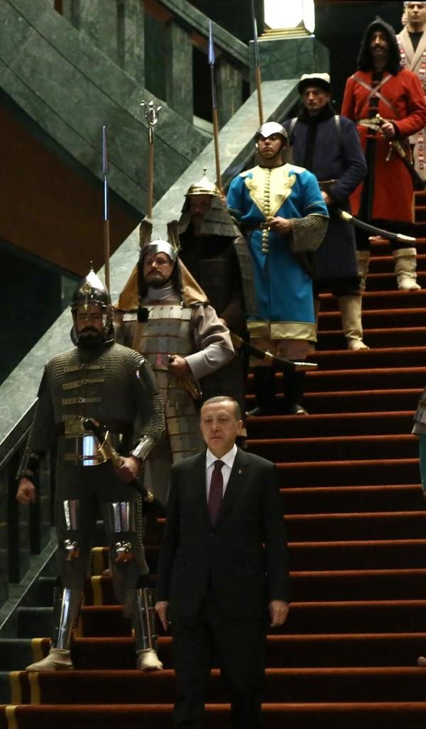 16 byk Trk devlet temsili motifler ortaya knca herkes akna dnd. Hani Trkl yok ediyordu, Sleyman ah bile yeni rendiniz.