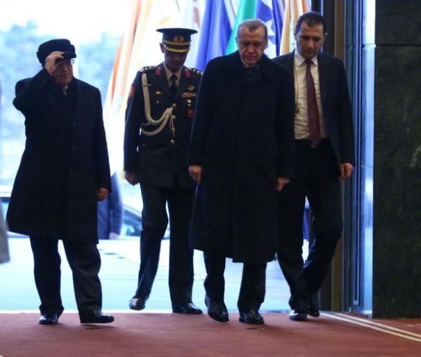 Erdoan'n temsili 16 Trk Devleti askeri ile karlama yapmas bence ho olmu...dikkatimi eken imdiki Trk askeri neden yok orda?