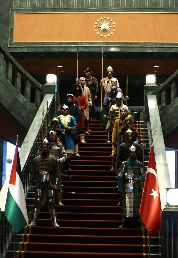 Cumhurbakan karlamasnda 16 byk Trk devleti askerleri kyafetlerinin giyilmesi dahi sorun olan gemii ile kavgal bir lke hayal edin.