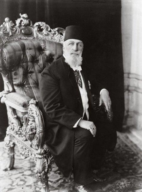 41-Osmanl Halifesi Abdlmecit Efendi-Abdlmecit Efendi 23 Austos 1944'de srgnde bulunduu Paris'te vefat etti. Kz Drriehvar Sultan'n, Cumhurbakan smet nn nezdindeki abalarna ramen cenazesi Trkiye'ye kabul edilmedi.