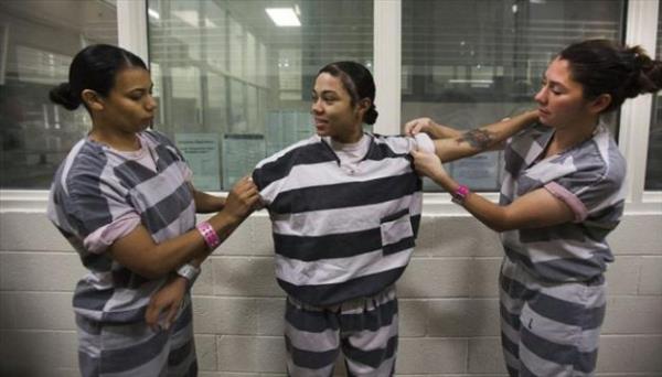 1995&#8217;te erif Joe Arpaio tarafndan faaliyete geirilen prangal hapishaneler insan haklar savunucular tarafndan eletiriliyor.