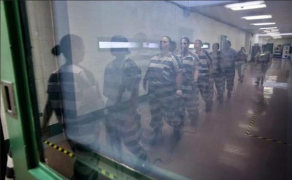 te ABD&#8217;nin prangal o kadn mahkumlarndan kareler...