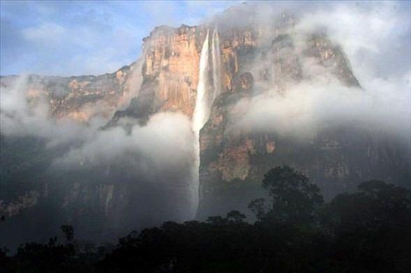 Venezuela'da, Canaima Ulusal Park'ndaki Angel elalesi tam 979 metrelik yksekliiyle adeta dnyaya tepeden bakyor...