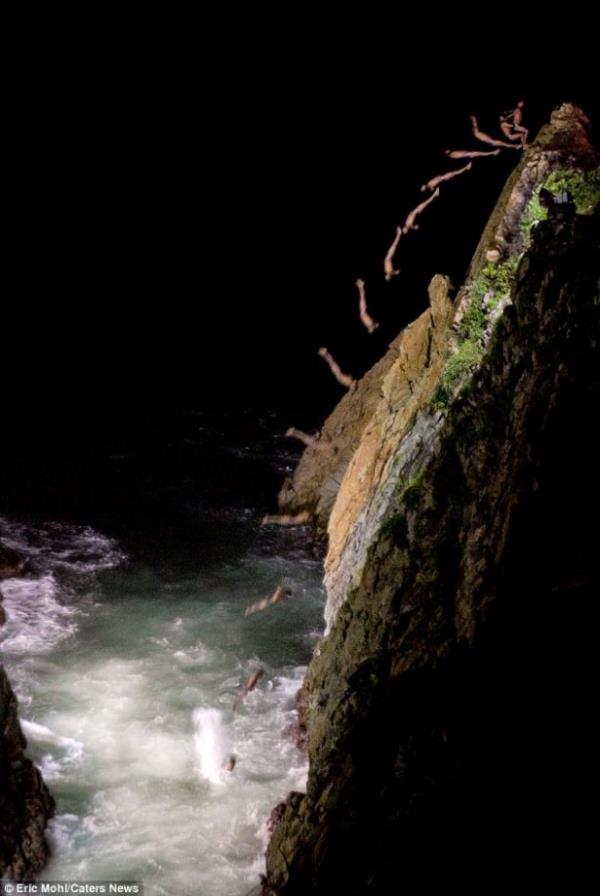 Atladktan sonra denizde 1 ile 4 metre derinlie dalan dalglar Amerikal fotoraf Eric Mohl (47) objektiflere yanstt.