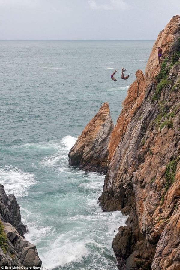 Kendilerine La Quebrada Uurum Dalglar adn veren bir grup dalg gnde be kere bu uurumdan atlay gerekletiriyor.