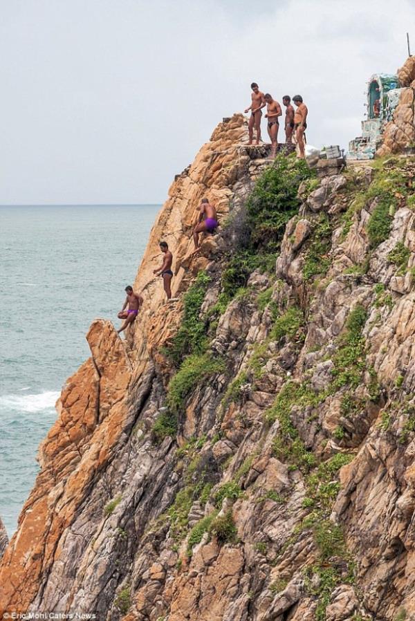 Acapulco'daki yaklak 31 metre ykseklikteki kayalklardan atlayan dalglar adeta lme meydan okuyor.
