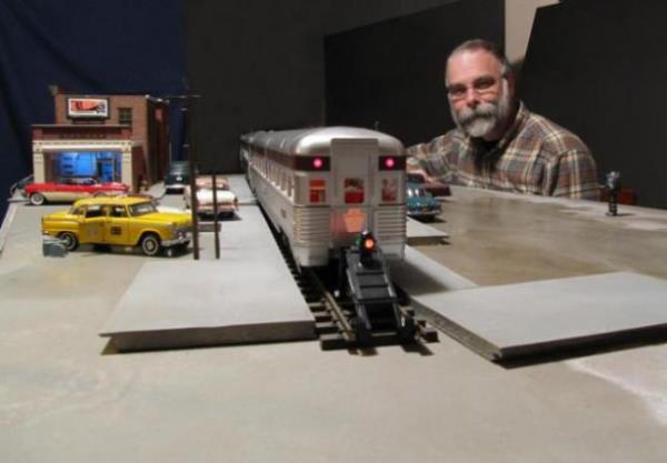 Michael Paul Smith... Elgin Park projesi kapsamnda maket almalaryla nlenen Smith'in almalar grenleri akna eviriyor. lk fotorafta karnzda gerek bir sokak ve aralar yer alrken, aslnda bunun tamamen yanlsama olduunu anlyor ve bunlarn birer maketten ibaret olduunu gryorsunuz.  <p><b> te o fotoraflar...</b></p>