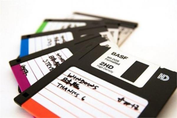 <br><b>Bulut biliim deil disketle depolama </b></br>  1994'te ne bulut biliim ne de internet zerindeki sunuculara depolama vard. Bilgisayarlardaki her ey bu tarz disketlere kaydedilirdi