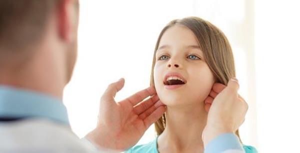 <p><b>Lenf bezlerinde deiiklik</b></p>  Kol altnzda ya da boaznzda yutkunurken lenf bezlerinde zorlanma ya da bir yumru hissederseniz hastalktan phelenmeniz gerekebilir. Eer yumrular bir ay iinde giderek byyorsa risk var demektir. Bu durumda biyopsi yaptrmanz gerekebilir.