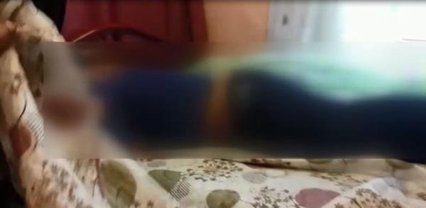 ki gndr ie gitmedii iin arkadalar Erdem Uur'un (28) evine gitti. Kapnn almamas zerine Uur'un arkadalar polis ekiplerine haber verdi. Olay yerine gelen polis ekipleri, ilingir yardmyla girdii evde Uur'un cesedi ile karlat