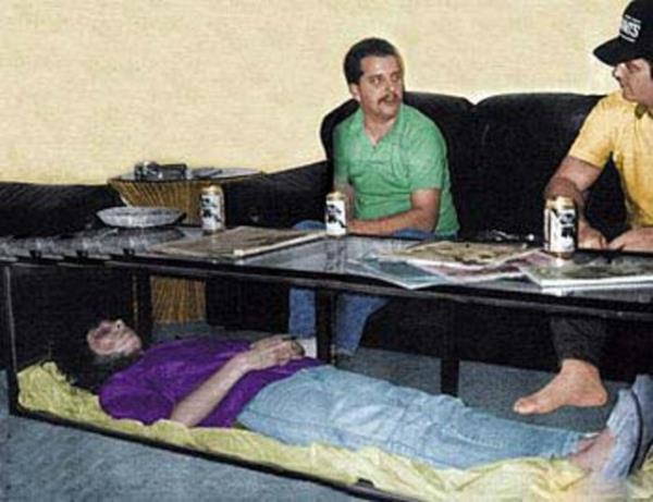 32 yandaki Arizona'l adam, karsnn cesedini evde saklyor. SAHTE