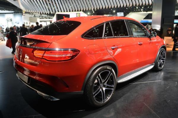 Mercedes-Benz, bir coupe ve bir SUV'nin zelliklerini buluturduu yepyeni modeli GLE Coupe'yi NAIAS ? Detroit Auto Show'dan bir gn nce dzenledii zel bir davet ile dnya basnna tantt.