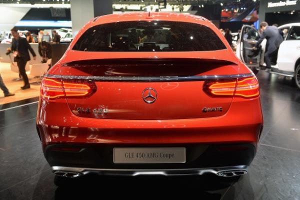 <p>Sportif coupe ile gl SUV'nin birleimi</p>    Mercedes-Benz, yepyeni modeli Mercedes-Benz GLE Coupe ile bir coupe aracn sportif ve dinamik tasarmn, bir SUV aracn gl, arpc ve ok ynl zellikleri ile bir arada sunuyor.