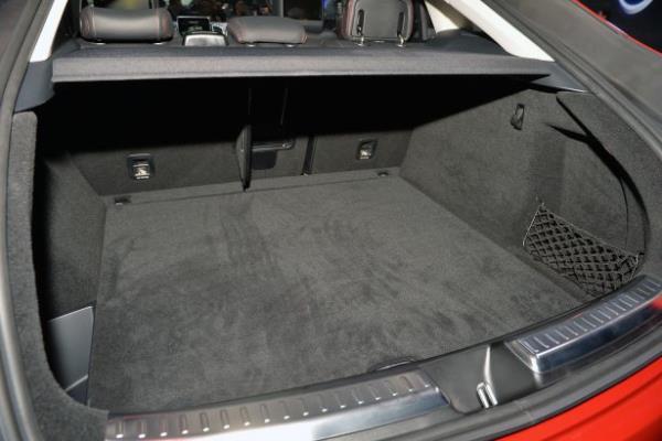 AMG versiyonlarda ise, GLE 450 AMG'de 3.0 litrelik twin-turbo 367 HP g ve 520 Nm torka sahip nite yer alrken, GLE 63 AMG modelinde ise 5.5 litrelik 570 HP g reten twin turbo V8 nite yer alacak.