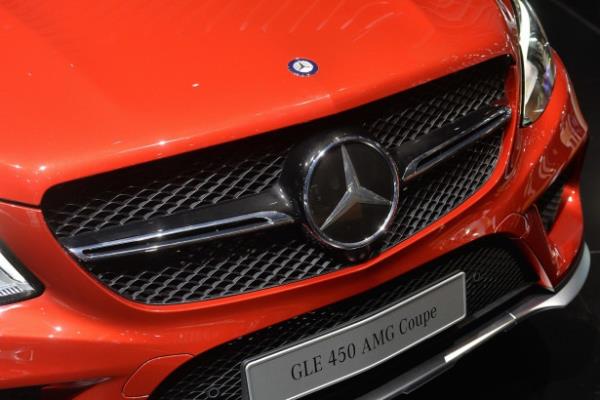 <p>GLE Coupe, Eyll 2015'te Trkiye'de</p>    Yeni GLE Coupe, d tasarmnda duygu ve zeky bir arada sunarken geleneksel tasarm ile modern yaklam arasnda da ideal bir kpr kuruyor. GLE ailesinin en gen yesi olan model, d izgisinde tm modern Mercedes-Benz coupelerin sportif ve estetik yapsn koruyor. Klasik SUV elerinin karakteristik, yksek ve yapl grnmn de beraberinde sunan GLE Coupe, drt kapl coupe algsn bir st seviyeye tayor. GLE Coupe, Eyll 2015'te Trkiye'de sata sunulacak.