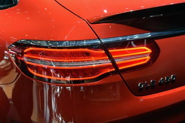 AMG versiyonlarn i mekannda napa deri spor direksiyon simidi, bilgi-elence sistemi, paslanmaz elikten retilen fren pedallar, piyano siyah aksan ve karbon fiber sslemeler sunulurken, standart versiyonlarda spor koltuklar, spor direksiyon simidi ve yeni bilgi-elence sistemi standart olarak sunulacak.