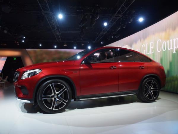 <p>Mercedes-Benz'den Detroit'e zel 6 yeni model</p>    ABD ve dnyann en nemli fuarlarndan NAIAS ? Detroit Otomobil Fuar'nda yeni GLE Coupe, GLE 450 AMG Coupe ve GLE 63 AMG Coupe dnda C 350 Plug-In Hybrid, C 450 AMG ve CLA Shooting Brake modelleri de ilk kez dnyaya tantld. Ayrca Mercedes-Benz'in teknolojik liderliinin ve otomotiv sektrndeki nc rolnn bal bana bir kant olan konsept arac "F015 Luxury in Motion" da ilk kez Detroit Otomobil Fuar'nda sergilendi.