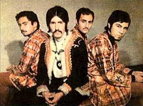 <p><b>4. Kayg�s�zlar grubu ile MF�'ye �n haz�rl�k</b></p>  Kayg�s�zlar 1960'larda m�zik yapan bir T�rk rock grubudur. Solo ve Bar�� Man�o ile yapt��� �al��malarla tan�nan grup �yelerinden Mazhar Alanson ve Fuat G�ner daha sonra MF� grubunu kurmu�lard�r. Gruba, o zamanlar gen� bir m�zisyen olan Fikret K�z�lok da e�lik ediyordu.