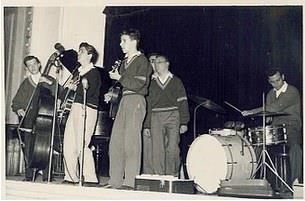 <p><b>2. Kafadarlar ad�yla ilk m�zik grubunu 1958 y�l�nda kurdu.</b></p>  1957'de amat�r olarak m�zikle ilgilenmeye ba�layan Man�o, 1958 y�l�nda ilk grubu Kafadarlar grubunu kurdu. Ortaokul y�llar�nda kurulan bu grup rock'n roll coverlar� yaparken, Bar�� Man�o da ilk bestesi Dream Girl'� bu d�nemlerde yapt� ve Ankara'da k���k bir m�zik �d�l�n�n de sahibi oldu.