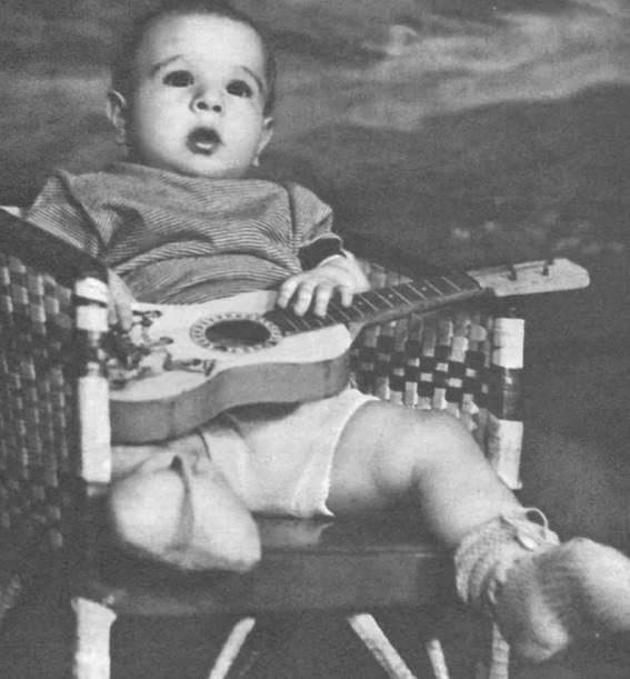 <p><b>Bar�� Man�o</b></p>  Bayram �ark�m�z oldu, ilk takip etti�imiz program oldu, AYI kelimesini sevdirip okumay� ��reten oldu belki de. �ok �ey oldu Bar�� Man�o bizim i�in. Birka� nesil b�y�d� onunla. Birka� ku�ak tan�d� bildi onu, d�nyalar sayg� duydu, g�klere ��kard� bu e�siz insan�. Belki de Bar�� Man�o hakk�nda hala bilmediklerimiz, duymad�klar�m�z vard�r. Onu ke�fetmek hala m�mk�n olamad� dersek yan�lmay�z.  <p><b>1. T�rkiye'de ki ilk Bar��.</b></p>  Mehmet Bar�� Man�o 2 Ocak 1943 tarihinde �sk�dar Zeynep K�mil Hastanesi'nde do�du. II. D�nya Sava�� y�llar�nda do�du�u i�in ailesi Mehmet Bar�� ad�n� verdi. O�lu Do�ukan Man�o kat�ld��� bir s�yle�i de "Babam 1943'te �stanbul'da do�du ve T�rkiye'de ilk Bar�� ismini ald�, esas�nda isim babas�. Bar�� ismi, 1941'de d�nya sava�lar�n�n ard�ndan bar��a duyulan �zlemden do�du." a��klamas�yla babas�n�n T�rkiye'de ilk Bar�� isimli ki�i oldu�unu ve ad�n�n Tosun Yusuf Mehmet Bar�� Man�o oldu�unu s�ylemi�tir.