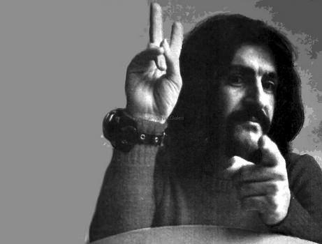 <p><b>6. Uzunca bir s�re �lk�c� oldu�u d���n�lm��t�r.</b></p>  �ubat 1973'te yay�nlanm�� olan K�heylan, Man�o'nun isminin sa�c�ya ��kmas�na neden olan ilk eserdi. Par�ada ge�en Asl�han, Neslihan, �z�m�ze d�nelim gibi s�zler Orta Asya �zlemi olarak alg�lanm��t�r. Bu pla�� 1973 y�l�n�n A�ustos ay�nda yay�nlanan, Man�o'nun askerli�inin sonlar�nda tamamlam�� oldu�u Hey Koca Top�u/Gen� Osman pla�� takip etti. Gen� Osman'�n da bir serhat t�rk�s� olmas� Man�o'nun �lk�c� olarak ele�tirilmesine neden olacakt�.  <p>70'lerin ortalar�na do�ru Cem Karaca solun Bar�� Man�o ise sa��n sembol� olarak g�r�l�yordu. Ancak konserlerinde kendisine bozkurt i�areti yapanlara biz sadece sizin i�in gelmedik buradaki herkes i�in geldik diyerek Hey Koca top�uyu istek yapanlar� sol yumru�unu havaya kald�rarak protesto edecekti.</p>