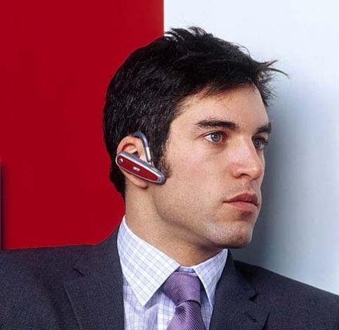 Eer yrrken kulaklkla konuma yapyorsak, telefonu elimizde veya gmlek cebimizde tamamal, mmknse bu i iin anta tercih edilmelidir. Kapal alanlarda kulaklkla konuma yapyorsak, telefonu masa zerine koyarak vcudumuzdan uzakta tutmak faydal olacaktr. Ksaca sylemek gerekirse, cep telefonu yakn tutulan her organn saln etkiliyor. Cep telefonlarn kendimizden mmkn mertebe uzakta tutalm, zellikle de uyurken.