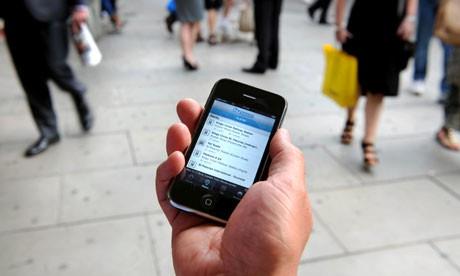 Telefonu mmkn mertebe vcuda temas ettirmemeli, kalp rahatszlklarna sebebiyet verebileceinden kalp hizasnda tanmamaldr. ocuklardan uzak tutmal, yaramazlk yapmasn, kendi kendine oynasn diye ellerine oyuncak niyetiyle verilmemelidir. Aksi takdirde btn dikkatini kk bir ekrana veren ocuklarda, gr alannda daralma olmas ihtimali vardr.