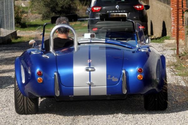 Aracmz sadece birinci viteste kullanyorum: Dier viteslere gemeden yasak blgeye geiyoruz. Ana yola kamyorum, bir beyaz izgim var. Bir kazaya mahal vermek istemiyorum. 8 yllk emek vermiim. Ruhsat olmadan trafie kamam zaten. 8 yl boyunca sabrla yaptm.