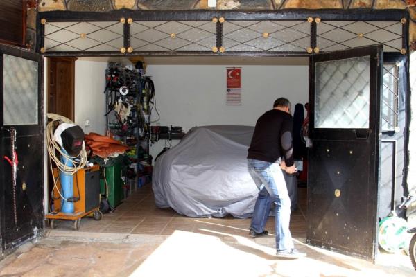 Almanya'da bir ok spor araba aldn ama Ford Shelby Cobra'ya imkannn yetmemesi nedeniyle replikasn yapmaya karar verdiini kaydeden Kse, ' Avrupa'da tm otomobillerin replikalar vardr. Ama bu arabann asesi benim kendi imalatm. Sancak ve tekniin baland yerlerde bana ait. Ama dndaki pupa orijinal yurt dndan getirdim. Replika bir pupa, polyesterden yaplyor. Dier aksamlarn hepsi benim rnm. V6 Ford motoru var iinde. 24 sibob,197-200 beygir ayarndadr' dedi.