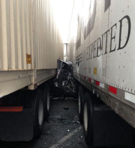 ans eseri yara dahi almadan kurtulan pickup srcs Whitby, "Kurtulduuma ok krettim. Bir anda iki trn arasnda kaldm. Direksiyonu krp kurtulmak gibi bir ansm da kalmamt. ok korktum. Kazadan sonra sktm yerden yardm iin bardm" dedi.