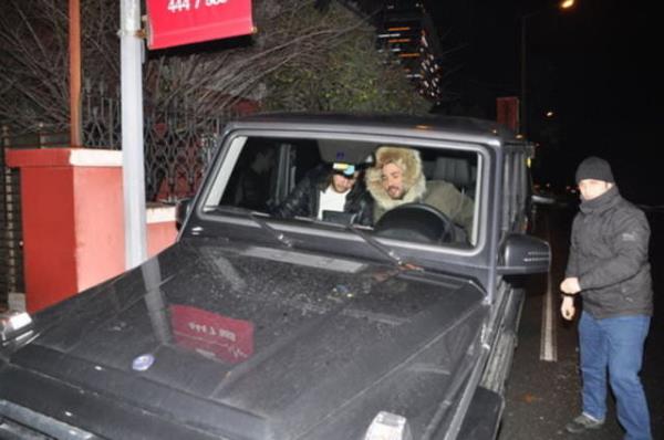 Arkadalaryla hal saha ma yapan ve son ddk alar almaz soluu orbacda alan Ural, ortunun stne giydii paltosuyla tm dikkatleri zerine ekmiti.