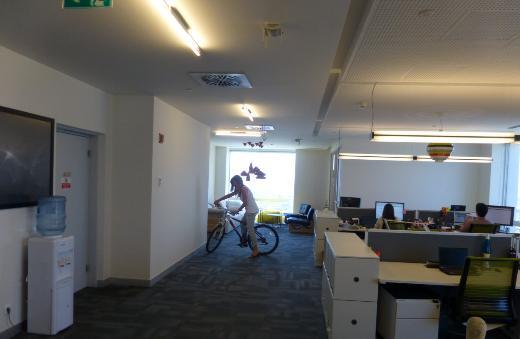 alanlardan bisiklete binip masasna gidenlere kadar Google Trkiye ofisi, olduka renkli bir ortama sahip.