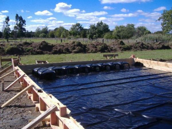 Bu zm kimyasal deil, yine doal bir zm. Saman bloklarn, su ve toprak karm maddeye batrmak ve kurutmak gerekiyor.Bu sva, yangn iin bir nlem oluturuyor.