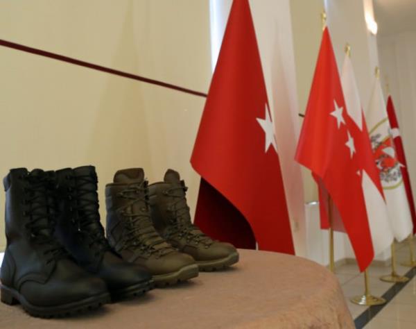 Trk Silahl Kuvvetleri'nin en sekin birliklerinden 1. Komando Tugay'nda, envantere yeni giren ve askerler tarafndan kullanlmaya balanan yeni tip botlar ve milli piyade tfei ile kullanmda olan silah ve dier tehizat basna tantld.