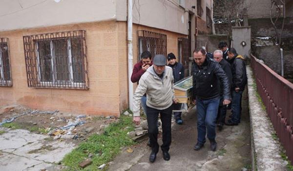 16 Ocak gn polisler Ankara'daki bir evin kapsn atnda "Dikkat gaz ak" uyarsyla karlat. Bu dairede  28 yandaki ASELSAN mhendisi Erdem Uur yayordu. Polisler Uur'u yannda mutfak tp ve tpn hortumunu da yatan iinde buldu. Gen mhendis zehirlenerek hayatn kaybetmiti.