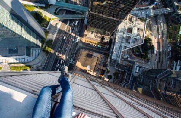 Hong Kong'un en yksek atlarna, gkdelenlerine korkusuzca kan insanlar oralar byle grntlemi. Bakarken rpereceiniz birbirinden ilgin o kareler...