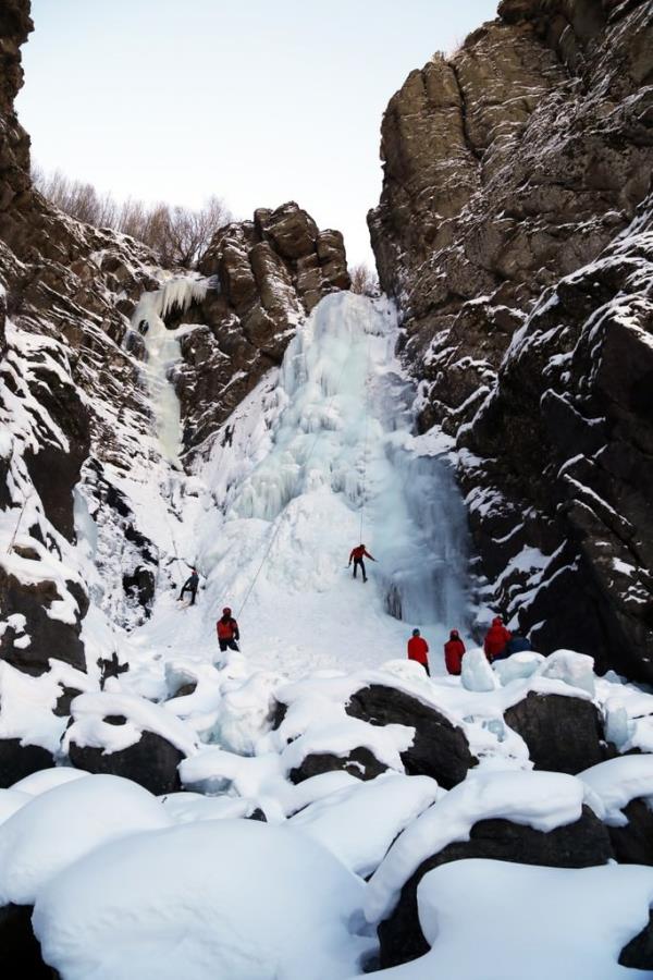 "Blge srekli olarak karmza srprizler karyor. Uzundere ilesi Kirazl Mahallesi'nde Trkiye'nin imdiye kadar tespit edilmi en uzun, en byk donmu elalesini kefettik. lk trman dnyaca nl dacmz Tun Fndk ile Anl arkolu gerekletirdiler. 300 metrelik bir donmu elalenin ad bile daclar ciddi anlamda rktyor. nk lkemizde daha nce grlmemi bir ey.