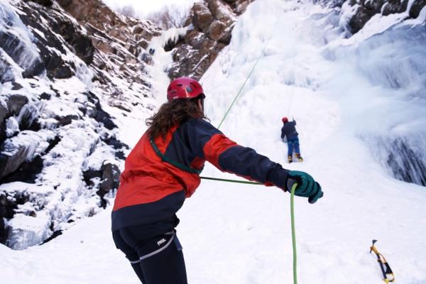 Daclarn, Uzundere ilesinin Kirazl Mahallesi'nde srdrd aratrmada, 2900 metre ykseklikte 300 metre uzunluunda yeni bir buz elalesi kefetti.