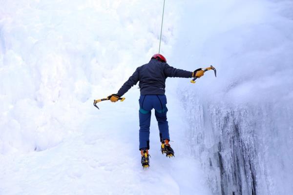 Erzurum'da aratrma yapan daclar, 2900 metre ykseklikte 300 metre uzunlua sahip Trkiye'nin en uzun buz elalesini kefetti.
