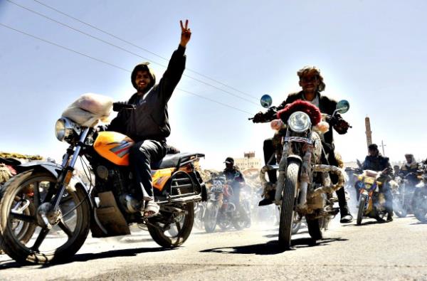 Sana niversitesi Eitim ve Felsefe Blm yesi Prof. Dr. Ahmed Muhammed ed-Dai, Zeydi Mezhebi'nin genel grleri arasnda yer almayan <b>Hz. Ebu Bekir, Hz. mer ve Hz. Osman' Hz.Ali'den</b> nce halife olduklar iin sulu ya da kafir grmek iilie aykr grlere sahip olan Carudiye ekolne mensup olan Husi lideri Bedreddin el-Husi'nin ran'n Kum kentinde ve <b>Lbnan'da grd ilahiyat eitimi sonucu 12 mamc ii Caferi mezhebini kabul ettiine dikkati ekiyor. </b>