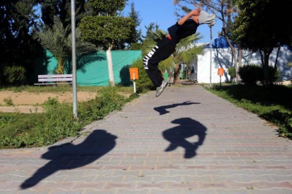 Gazze'deki Filistinli genler, insan vcudunun yeteneklerini verimli ekilde kullanp, bir noktadan baka bir noktaya hzl ve etkili biimde hareket etmesini hedefleyen bir beden eitimi olan Parkur sporunda hnerlerini sergiliyor.