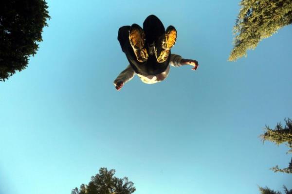 Genler, zorlu engellere aldrmadan akrobatik atlaylar gerekletiriyor.